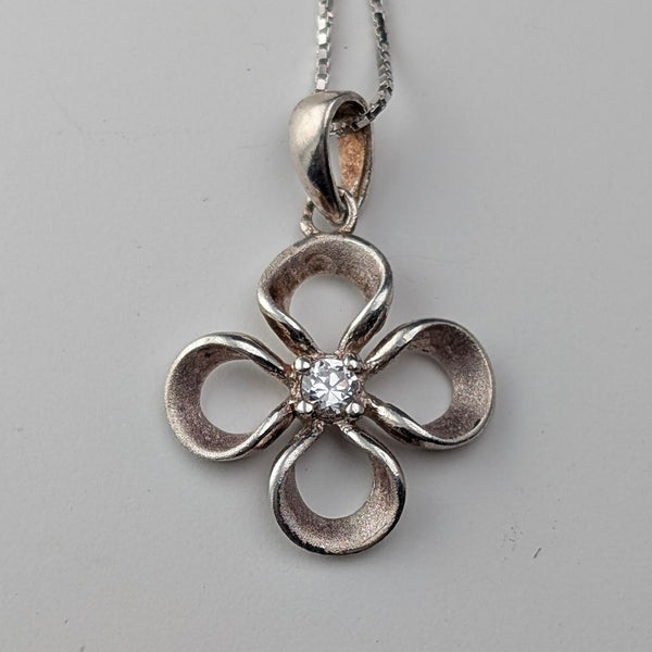 Vintage sterling silver floral pendant with stones, with sterling silver necklace, total 2g.